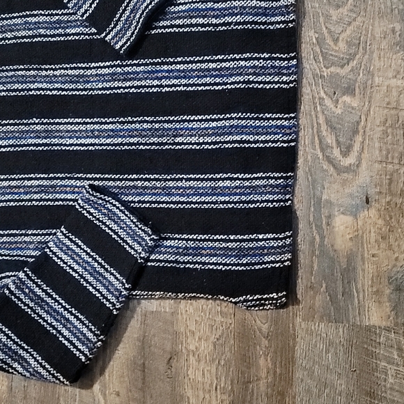 Very Gently Loved unisex size medium poncho made and bought in Mexico by Oland - Picture 9 of 12